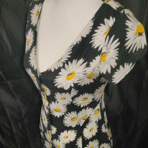 VINTAGE | Daisy Printed Button-Up Dress! - Picture 3 of 8